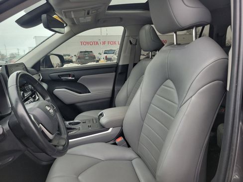 Used 2022 Toyota Highlander XLE AWD/4WD image 18