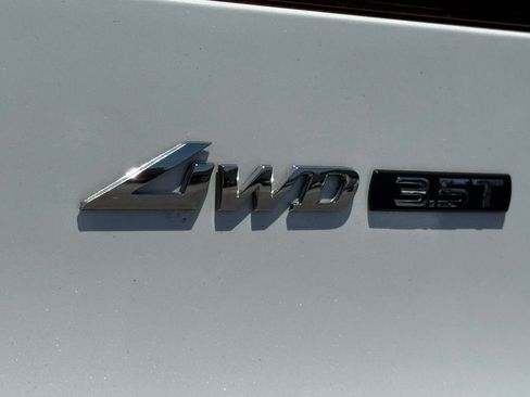 Used 2025 Genesis GV70 3.5T Sport AWD/4WD image 12