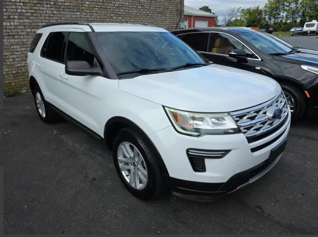 Used 2018 Ford Explorer XLT AWD/4WD image 2