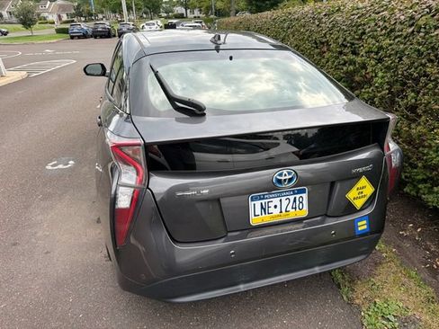 Used 2017 Toyota Prius Three FWD image 9