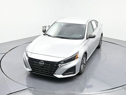 Used 2024 Nissan Altima 2.5 SV image 17