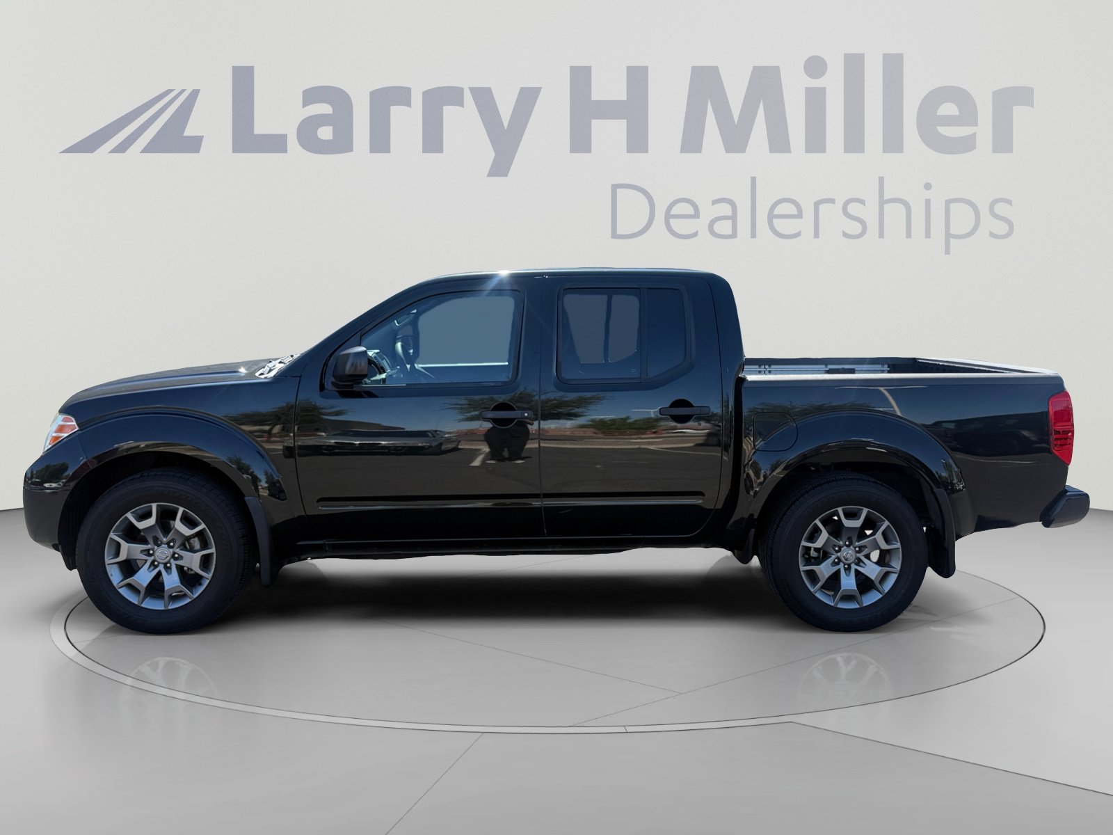 Used 2020 Nissan Frontier SV RWD image 2