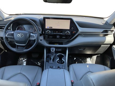Used 2023 Toyota Highlander XLE FWD image 9