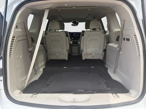 Used 2019 Chrysler Pacifica Limited w/ Tire & Wheel Group FWD image 16