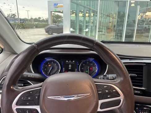 Used 2018 Chrysler Pacifica Touring-L FWD image 6