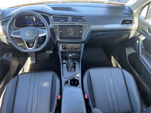 Used 2022 Volkswagen Tiguan SE w/ Panoramic Sunroof Package image 16