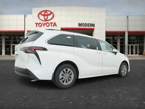 New 2026 Toyota Sienna XLE FWD image 4