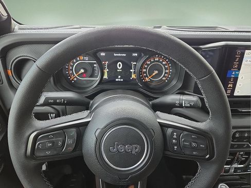 Used 2025 Jeep Gladiator Mojave w/ Convenience Group AWD/4WD image 24