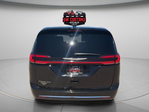 Used 2025 Chrysler Pacifica Select FWD image 6
