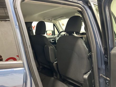 Used 2023 Jeep Renegade Latitude AWD/4WD image 13
