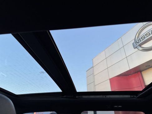 Used 2022 Ford F350 Lariat w/ Black Appearance Package image 18