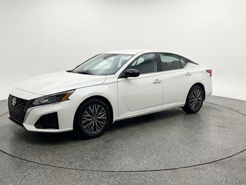 Used 2025 Nissan Altima 2.5 SV FWD image 3