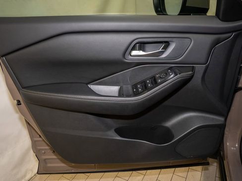 Certified 2025 Nissan Rogue SV image 12