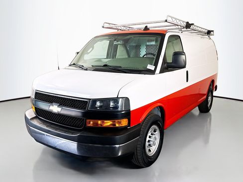 Used 2018 Chevrolet Express 3500 w/ Driver Convenience Package RWD image 4