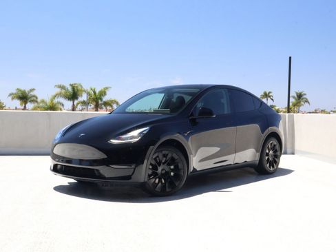 Used 2021 Tesla Model Y Long Range AWD/4WD image 1