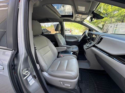 Used 2020 Toyota Sienna XLE w/ XLE Navigation Package AWD/4WD image 19