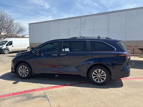 Used 2025 Toyota Sienna XLE w/ XLE Plus Package image 8
