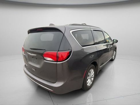 Used 2017 Chrysler Pacifica Touring-L image 16