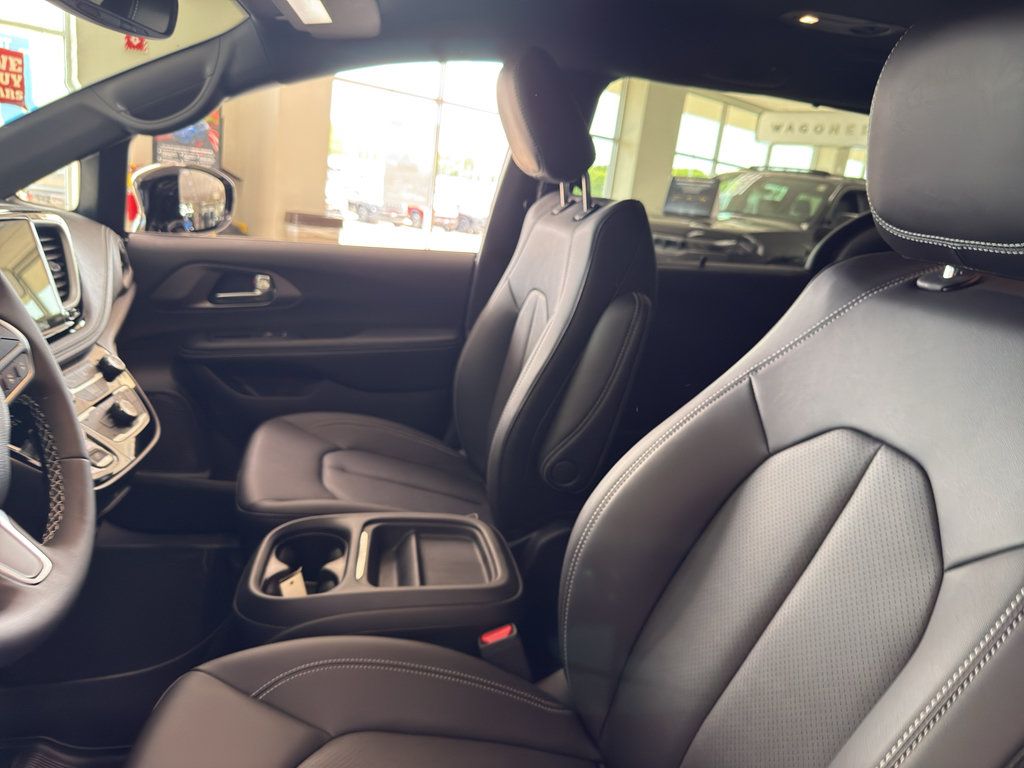 New 2027 Chrysler Pacifica Select FWD image 25