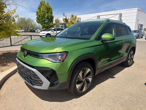 Used 2025 Volkswagen Taos SE image 1