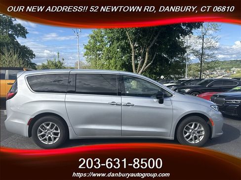 Used 2024 Chrysler Pacifica Touring-L FWD image 5