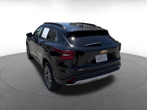 Used 2025 Chevrolet Trax LT FWD image 9