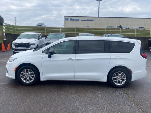 Certified 2025 Chrysler Pacifica Select image 8