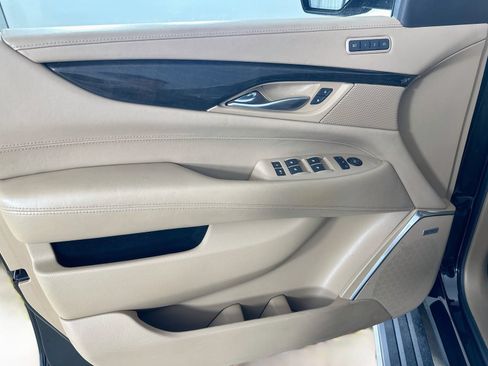 Used 2018 Cadillac Escalade Platinum AWD/4WD image 16