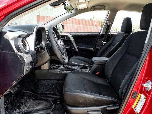 Used 2017 Toyota RAV4 LE FWD image 4