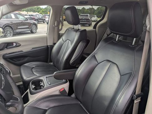 Used 2023 Chrysler Pacifica Touring-L FWD image 15