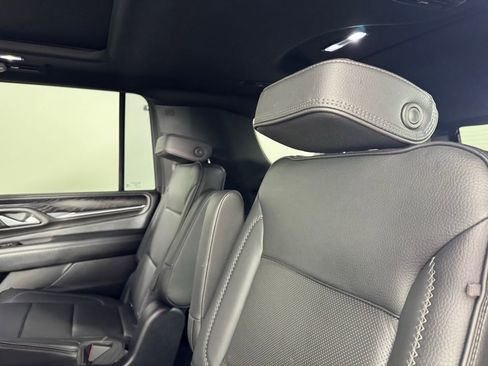 Used 2022 GMC Yukon XL Denali w/ Denali Premium Package image 28