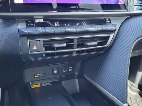 Used 2025 Toyota Camry SE w/ Multimedia Upgrade Package image 17