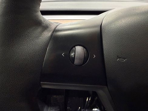 Used 2022 Tesla Model Y Long Range image 26