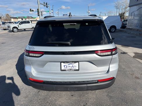 Used 2025 Jeep Grand Cherokee Altitude image 7