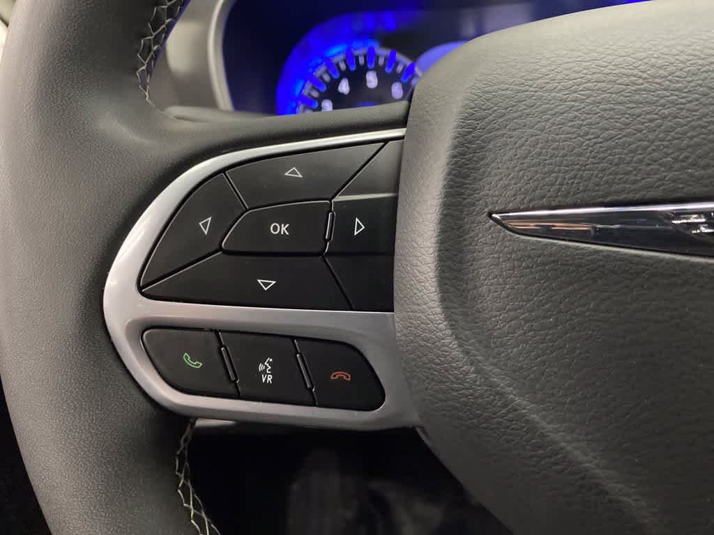 Used 2025 Chrysler Pacifica Select FWD image 19