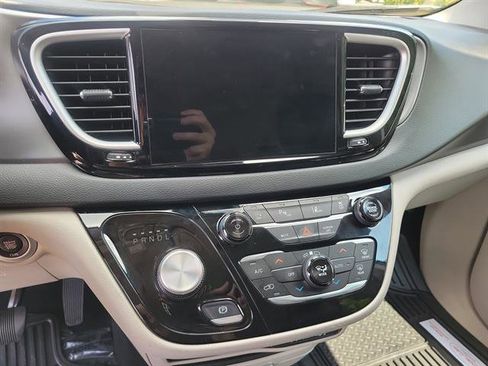 Used 2023 Chrysler Pacifica Touring-L FWD image 13