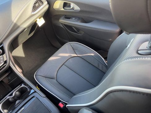 New 2026 Chrysler Pacifica Limited w/ S Appearance Package image 14