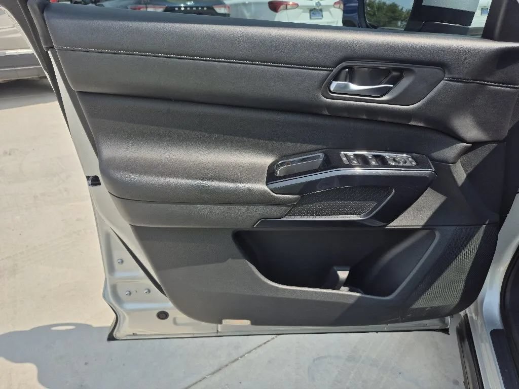 Used 2022 Nissan Pathfinder SV AWD/4WD image 11