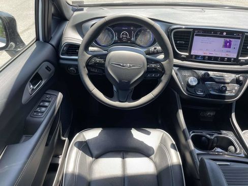 Used 2025 Chrysler Pacifica Limited FWD image 24