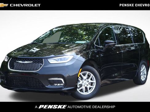 Used 2025 Chrysler Pacifica Select FWD image 1