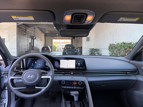 Used 2025 Hyundai Elantra SEL FWD image 30