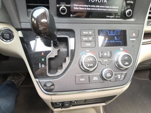 Used 2018 Toyota Sienna XLE w/ XLE Navigation Package FWD image 15