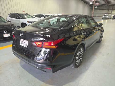 Used 2025 Nissan Altima 2.5 SV FWD image 9