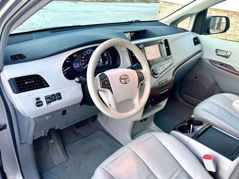 Used 2011 Toyota Sienna XLE image 10