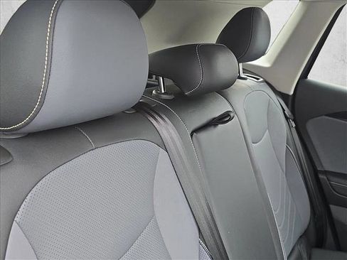 Certified 2025 Volkswagen Tiguan SE image 21