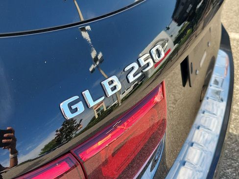 Used 2021 Mercedes-Benz GLB 250 w/ Premium Package image 6