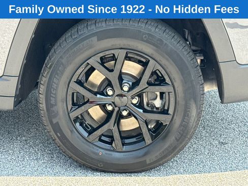 Used 2025 Jeep Grand Cherokee L Laredo AWD/4WD image 20