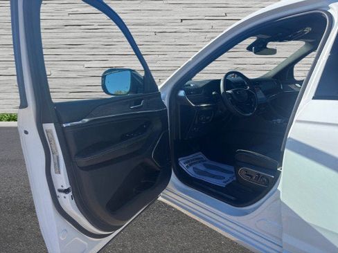 Used 2023 Jeep Grand Cherokee Overland w/ Luxury Tech Group IV image 10