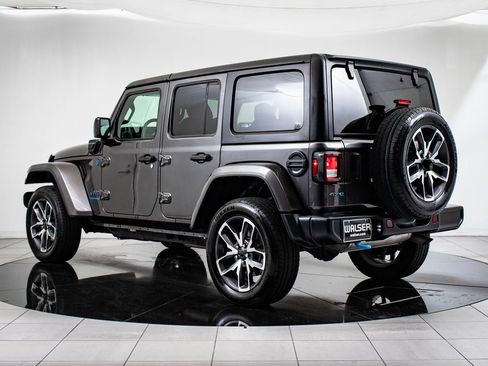 Used 2024 Jeep Wrangler Unlimited image 6