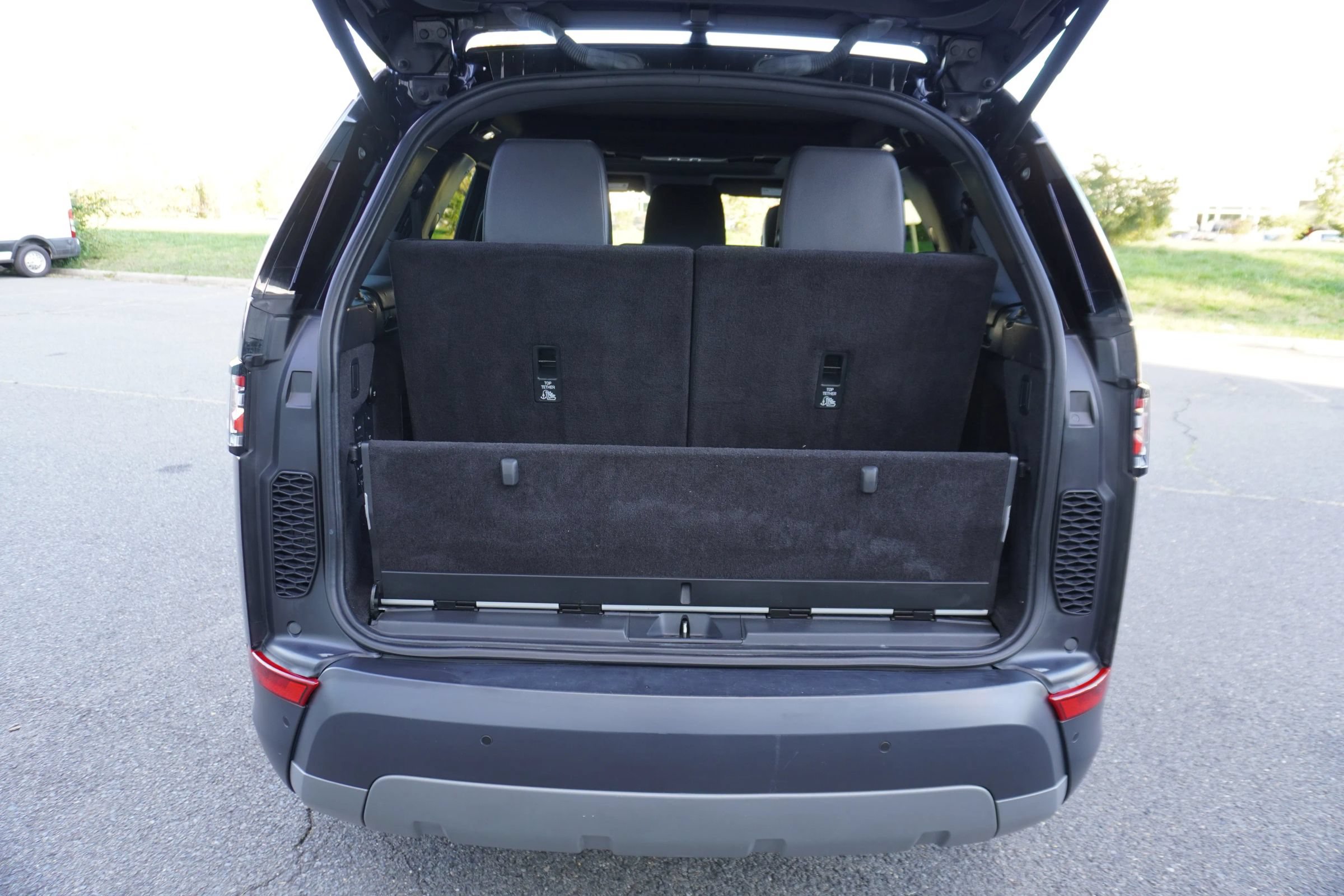 Used 2018 Land Rover Discovery HSE AWD/4WD image 28